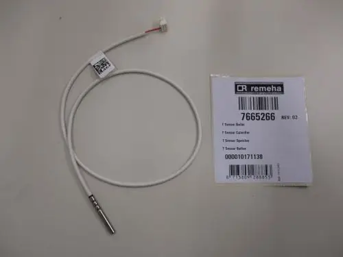 Remeha NTC-Fühler mit einem weißen Kabel und einem Metallfühler, neben einem Etikett mit Artikelnummer und Produktinformationen.